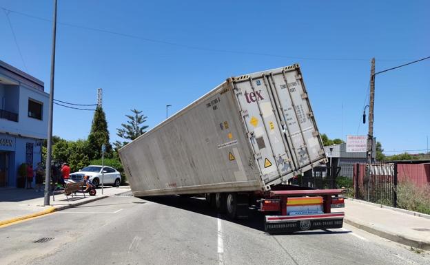 Un camión pierde su carga y obliga a cortar el Camino de Pinedo