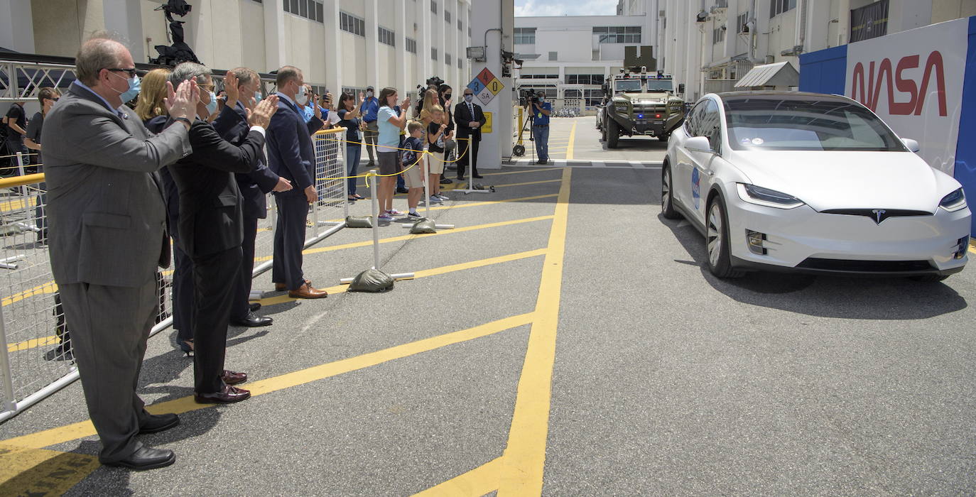 Histórico despegue del cohete de SpaceX que pone a dos astronautas rumbo al espacio