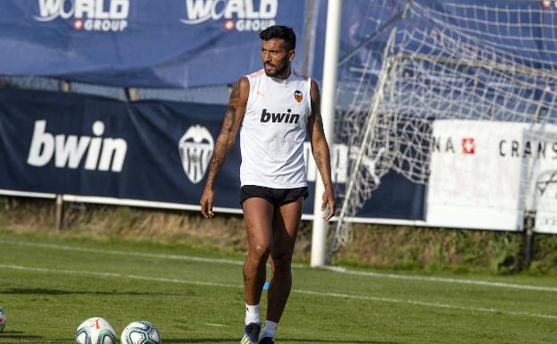 Garay acusa al Valencia de mentir sobre la renovación para dañar su imagen