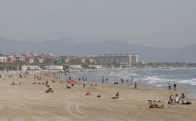 El Ayuntamiento de Valencia renuncia a controlar el acceso de bañistas a la playa