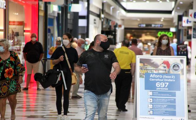 Los centros comerciales recuperan el pulso con rebajas y gran afluencia de gente