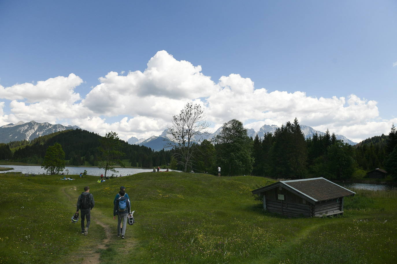 El encanto del principio de verano en los Alpes