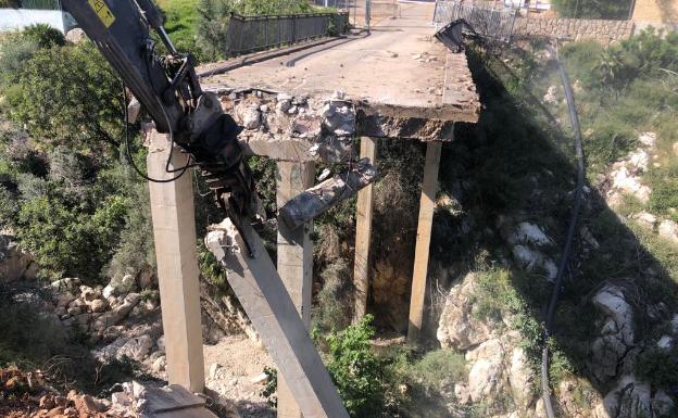 Gandia derriba el puente dañado por el fuego de 2018 y edificará el nuevo en cuatro meses