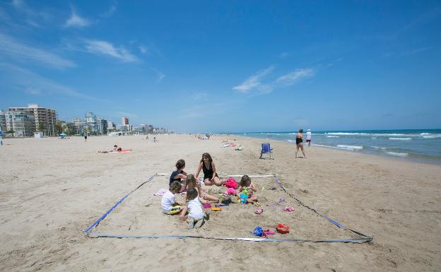 15 operarios controlan el acceso a la arena en la playa de Gandia