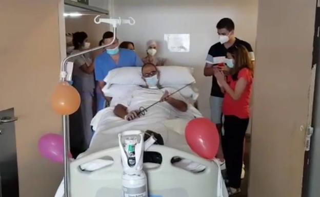 Sale a ritmo de marcha cristiana de la UCI el último paciente ingresado por Covid en el Hospital de Dénia