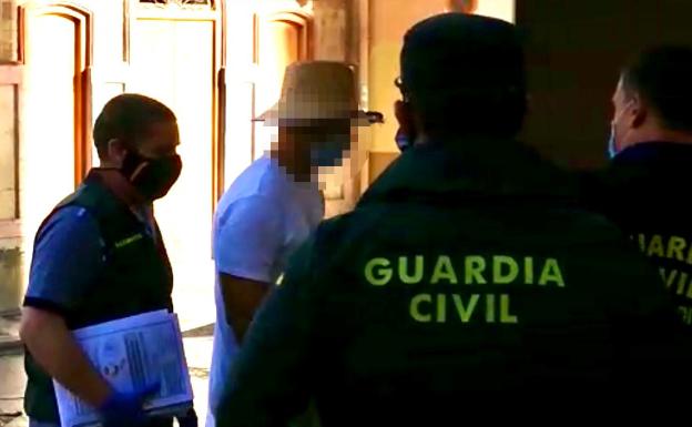 La Guardia Civil investiga si Nacho Vidal cobraba por los rituales con droga