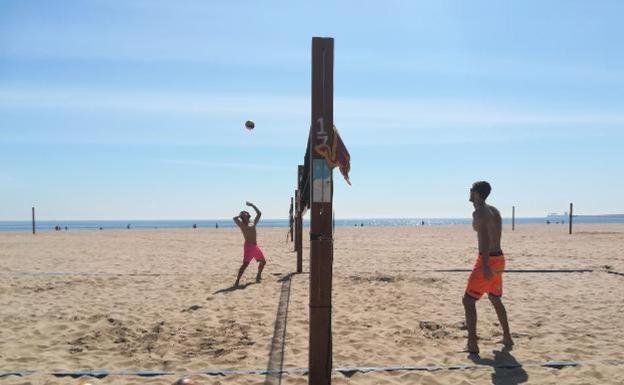 La compleja convivencia del voley en las playas