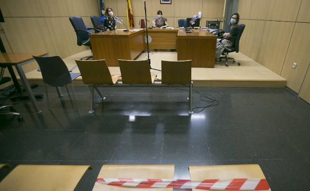 Juicios entre mascarillas, plásticos y contadores de aforo