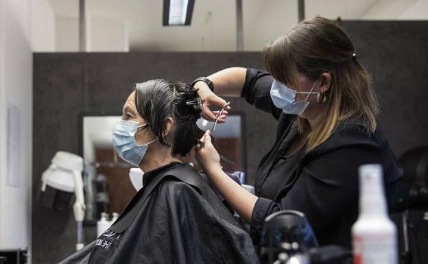 2.000 peluquerías valencianas, al borde del cierre por no poder afrontar la desescalada