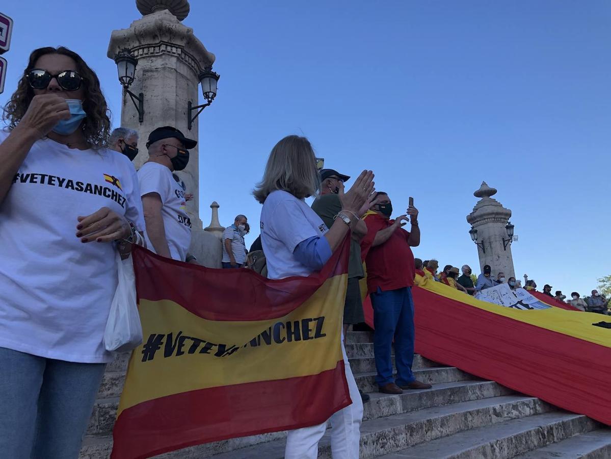 Más de un centenar de personas se concentran contra en Valencia contra el Gobierno