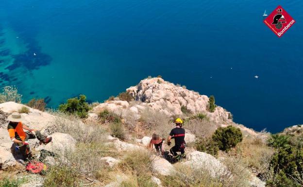 Los bomberos rescatan a un hombre y tres menores de 2, 11 y 12 años atrapados en el Penyal d'Ifac
