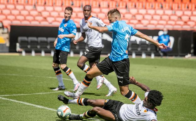 Celades sube la exigencia en el regreso a Mestalla