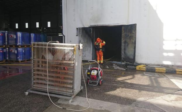 Los bomberos sofocan un incendio en la fábrica de Dulcesol en Villalonga