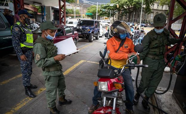 Los venezolanos pagan a precio de oro la gasolina iraní