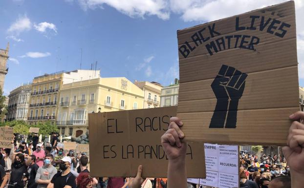 La ola contra el racismo llena la Plaza de la Virgen de mensajes de condena por la muerte de Floyd