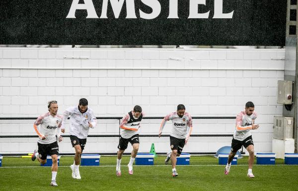 Ferran acelera hacia el derbi en medio de un clima de tensión por la renovación