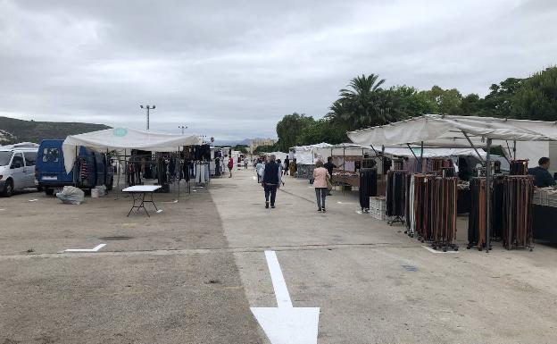 El mal tiempo agua en Dénia el regreso a medio gas del mercadillo de Torrecremada