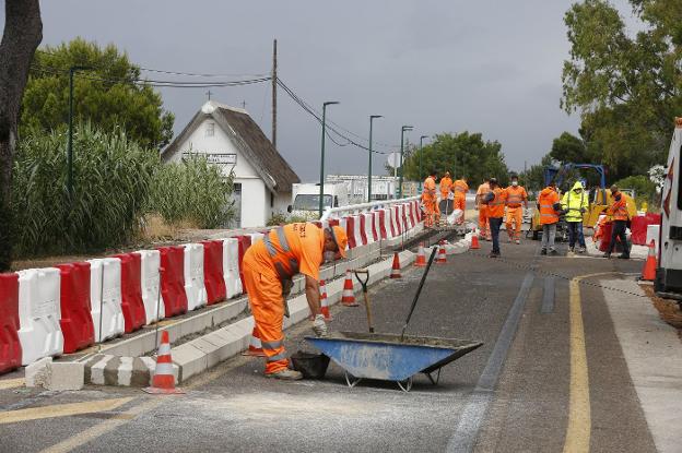 Más obras en la carretera de El Saler para ralentizar el tráfico este verano