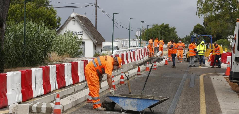 Más obras en la carretera de El Saler para ralentizar el tráfico este verano