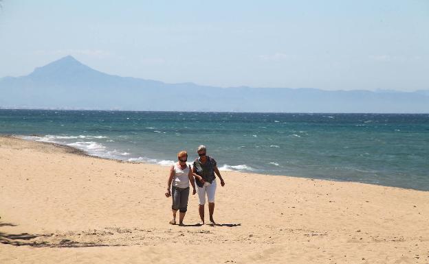 La Marina Alta revalida las 17 banderas azules de sus playas y las cinco de clubes náuticos y puertos