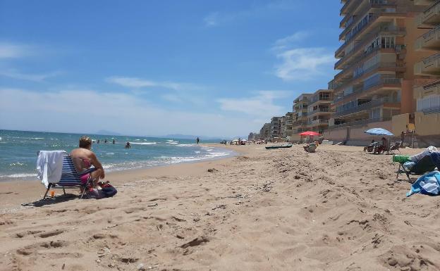 Las playas de la Safor mantienen 12 banderas azules a pesar del azote de los temporales