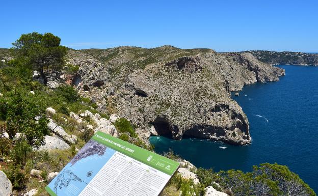 Benitatxell adecua una senda que une la cala dels Testos con los acantilados del Morro del Roabit