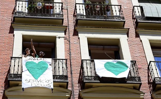 De los aplausos en los balcones a denuncias en la Fiscalía de Valencia por carteles de odio: 'Pedro S. Pablo I. Asesinos'