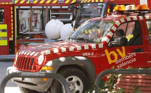 Los bomberos sofocan un incendio con varios focos en Pinedo