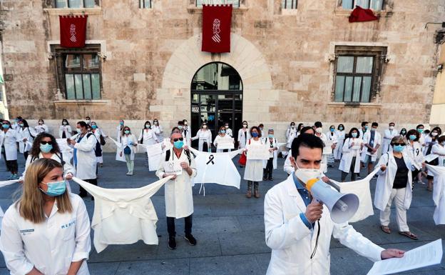 Los MIR amenazan con huelga si Sanidad no se reúne con ellos en dos días