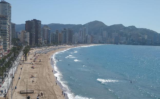 Más de 5.000 personas disfrutan del primer día de reapertura de las playas de Benidorm