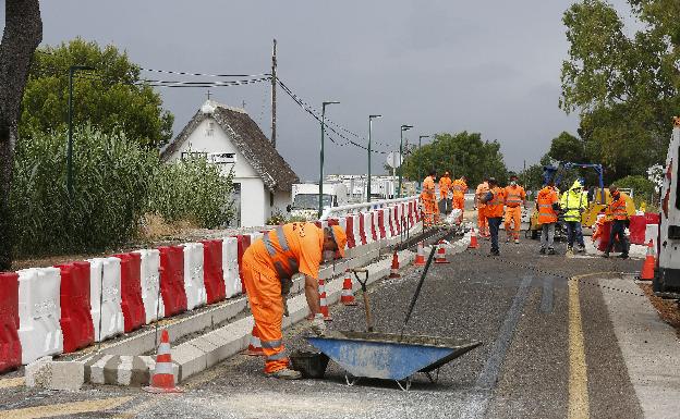 Vecinos y turistas tardan hora y media en recorrer 25 kilómetros de Valencia al Perelló