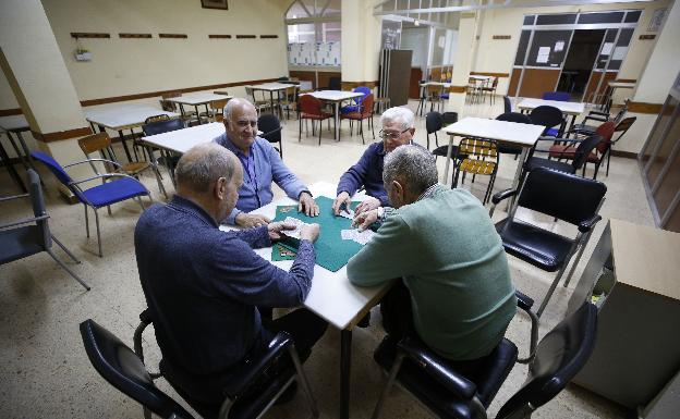 Mamparas a la hora de comer y toma de temperatura tres veces al día: así abrirán los centros de mayores de Valencia