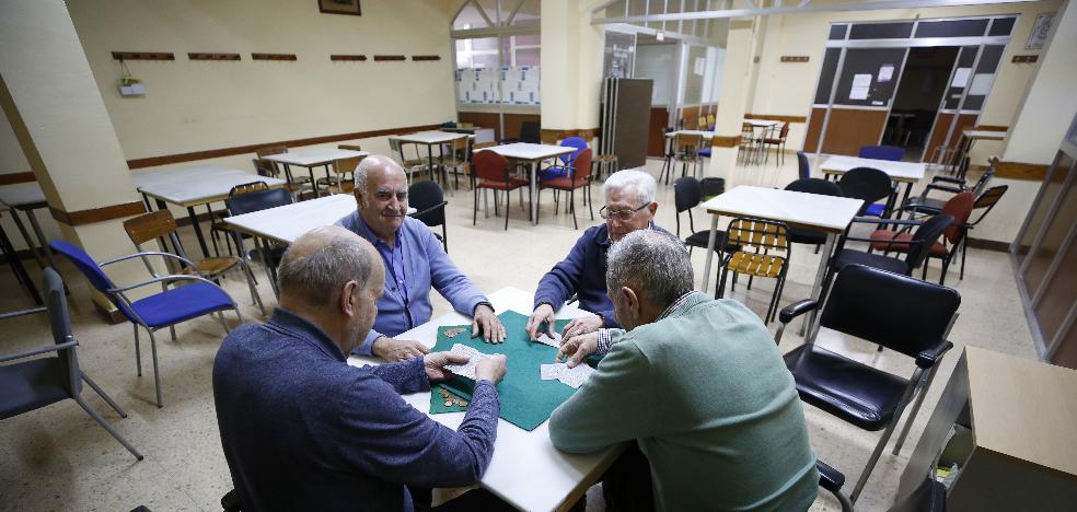 Mamparas a la hora de comer y toma de temperatura tres veces al día: así abrirán los centros de mayores de Valencia