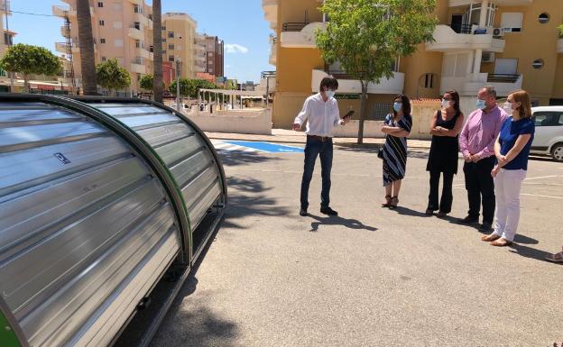 Xeraco instala en la playa aparcamientos antirrobo para bicicletas