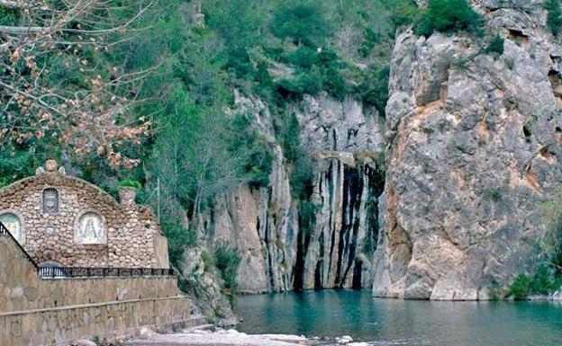 El baño en Montanejos, con entrada para visitantes y límite de aforo