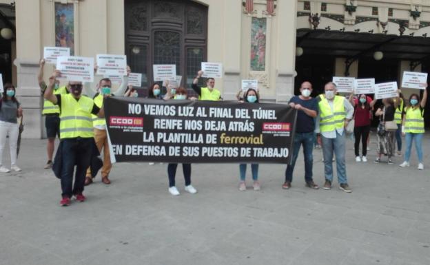 Protesta en Valencia del personal del servicio a bordo de Renfe