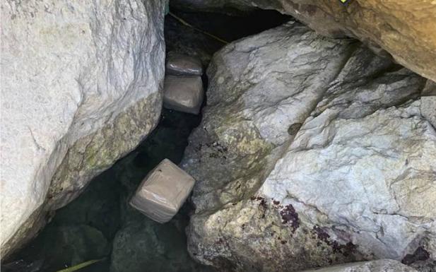 La policía localiza un alijo de hachís entre unas rocas de la isla de Tabarca