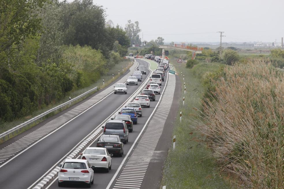 Los atascos se agravan en la carretera de El Saler al seguir las obras en un día festivo