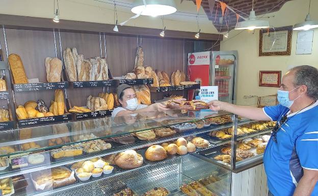 Las cocas de San Juan llenan los hornos de la ciudad