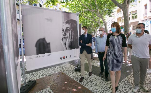 Una exposición reúne en el paseo de Gandia las obras de arte del confinamiento