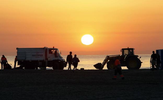 Dispositivo especial de la Policía por la noche de San Juan en Valencia: prohibido entrar en la playa