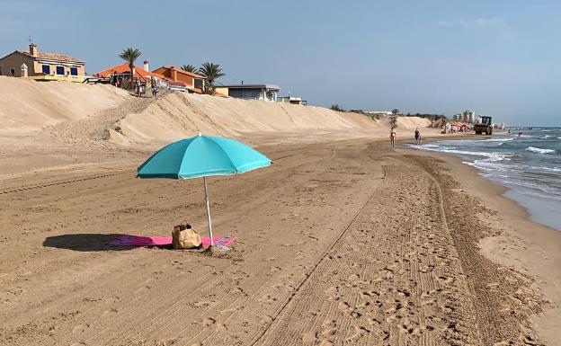 Cullera se despierta sin incidentes ni basura en las playas tras una atípica noche de San Juan