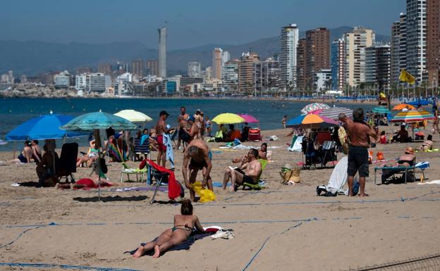 Seis banderas negras por contaminación y mala gestión en el litoral de la Comunitat