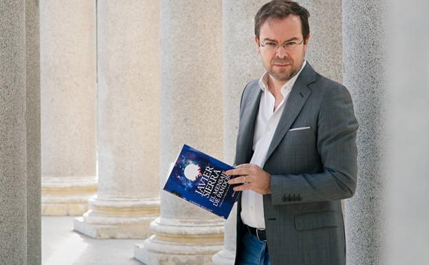 Javier Sierra, con 'El mensaje de Pandora', su nueva novela, entre manos./