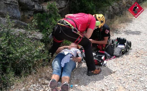 Un helicóptero de bomberos rescata a una mujer en el Montgó tras sufrir un golpe de calor