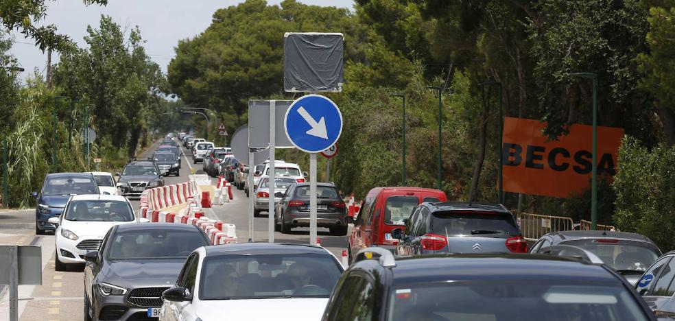 Los atascos se agravan en la carretera de El Saler al seguir las obras en un día festivo