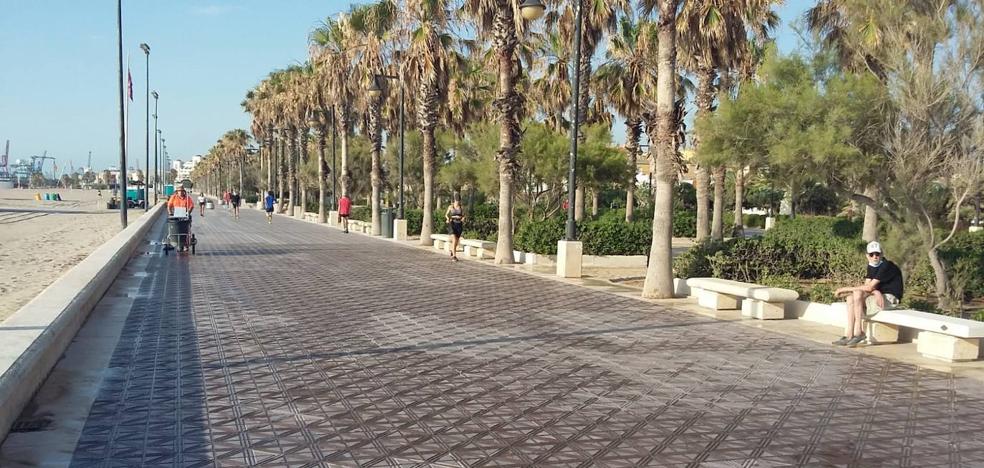 Baldeo y rastrillo tras la noche de San Juan más tranquila