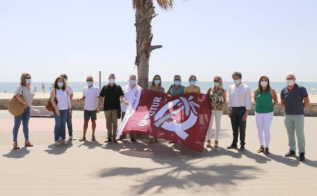 Puçol iza las dos banderas que acreditan la calidad de sus playas este verano