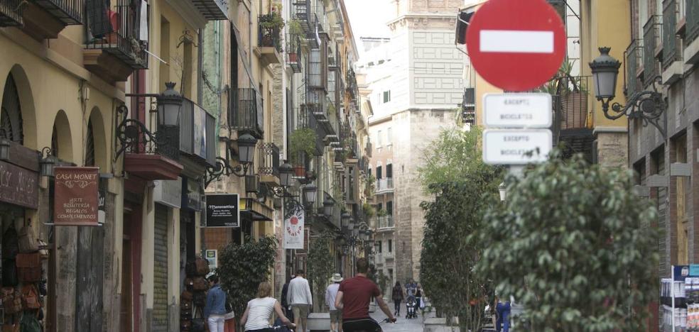 El paro se dispara en barrios de Ciutat Vella y el Ensanche al cerrar comercios y servicios