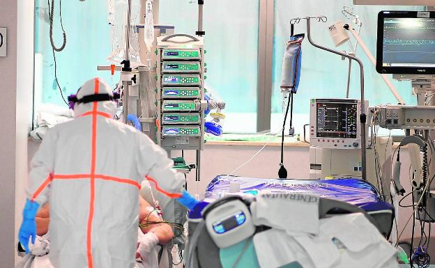 Sanidad tendrá que cerrar quirófanos y habilitar salas como UCI si hay rebrote